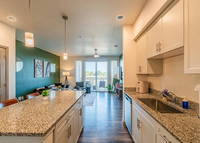 Apartment Westgate Near Stadium Balcony Pool Parking Gym Wd Glendale