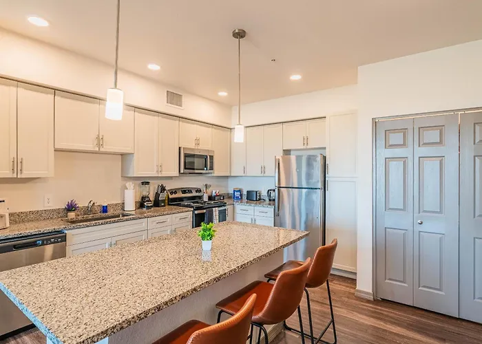 Westgate Near Stadium Balcony Pool Parking Gym Wd Apartment Glendale