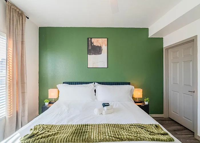 Apartment Westgate Near Stadium Balcony Pool Parking Gym Wd *