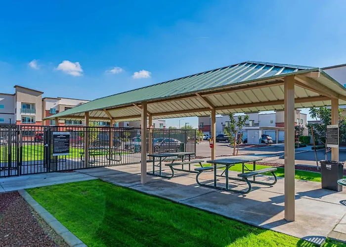 Westgate Near Stadium Balcony Pool Parking Gym Wd Apartment Glendale